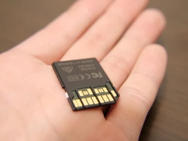 【悲報】盗撮バイトさん、事務所のパソコンで録画確認するもSDカードを抜き忘れる痛恨のミス