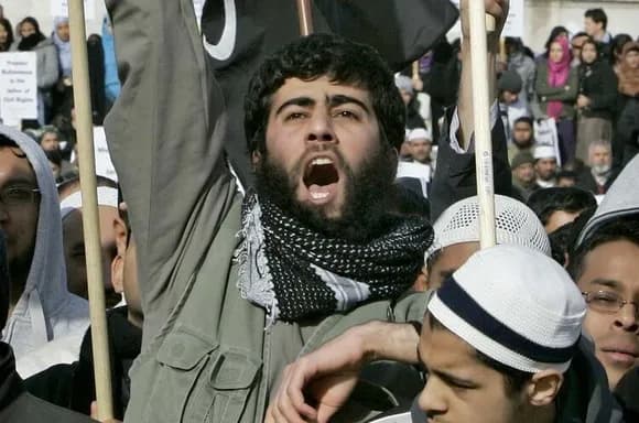 【画像】イスラム教徒、イスラムでは火葬は絶対にしてはいけないと激怒・・・・・