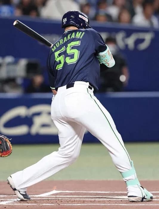 村上宗隆さんが第1打席に1度も振らずに見逃し三振したあと交代された件