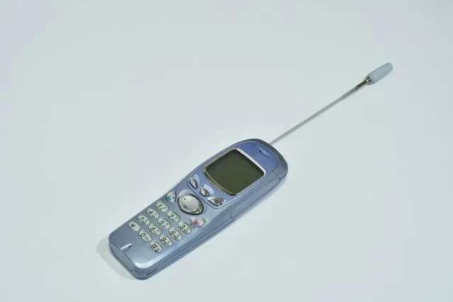 折りたたみ式じゃない携帯電話持ってた奴おる？