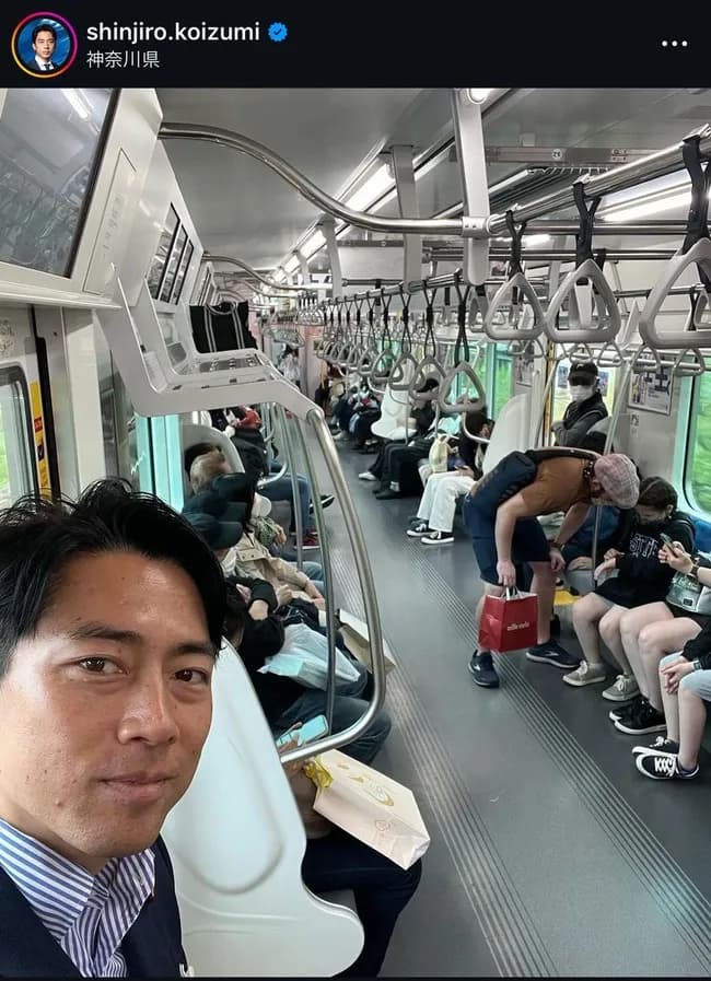 【写真あり】小泉進次郎さん、普通に電車で移動する庶民派と判明