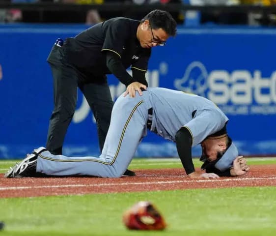 阪神・才木にアクシデント…弾丸ライナーが右足甲付近直撃し悶絶　ベンチで治療→投球練習→続投断念で降板