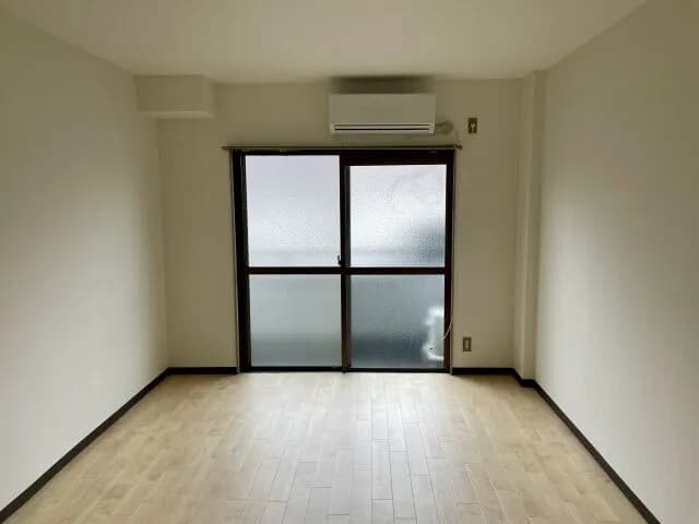 不動産屋「この部屋の家賃は5万5千円です」