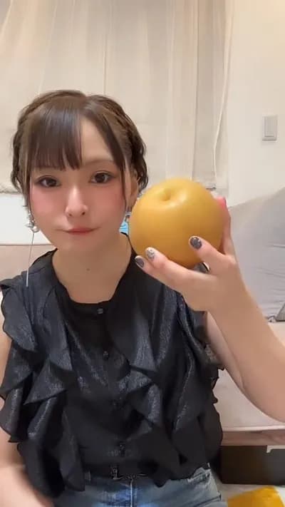 【画像】美人声優の井澤詩織さん、梨を食す