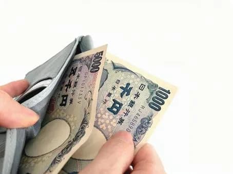 【悲報】いまだに現金払いの奴を見ると現金！？って叫んでしまうｗｗｗｗｗｗｗｗｗｗｗｗｗｗｗｗ