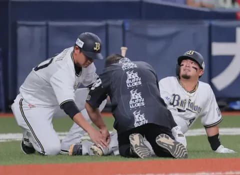 森友哉 右足かかと付近に死球受け交代