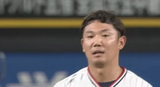 巨人・岡本和真が死球で苦笑い　前回頭部死球の奥川が再び、表情凍り付く　球場騒然