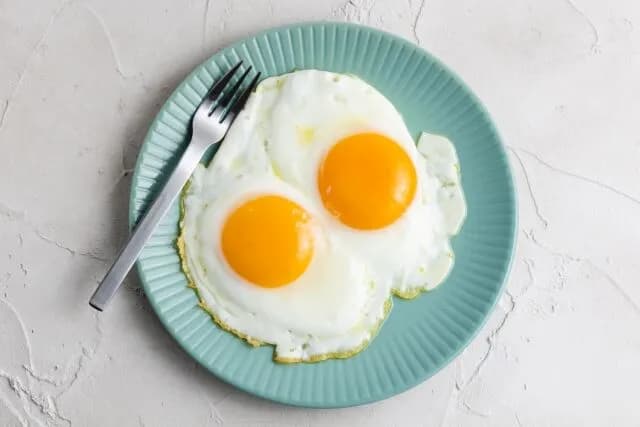 目玉焼きにかけるのは？　塩・胡椒？ソース？