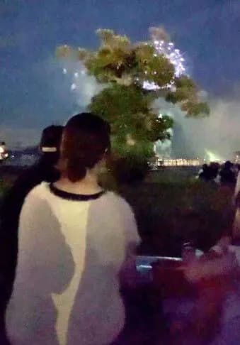 20代女性「花火大会有料席（8000円）から花火見えない。返金してもらえる？」→市役所「無理です」