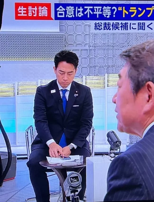 【画像】小泉進次郎さん(44)、ひろゆき(48)との討論中にスマホをいじってしまう