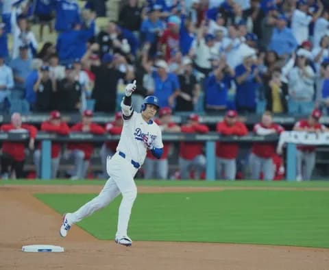 【MLB】大谷翔平　先頭打者弾！苦手右腕の162キロはじき返し、低空189キロ弾　本拠大熱狂　ベンチで笑顔