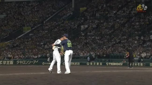 阪神・原口の引退セレモニーの記念写真に青柳も加わる