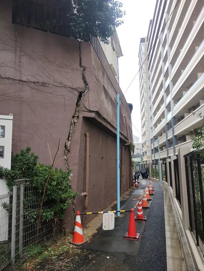 【画像】杉並の住宅崩壊、擁壁の亀裂が怖すぎるｗｗｗｗｗ