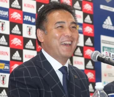 【悲報】JFAのお偉いさん、フランスへの機内で卑猥な画像を見ていて逮捕wwwwwww