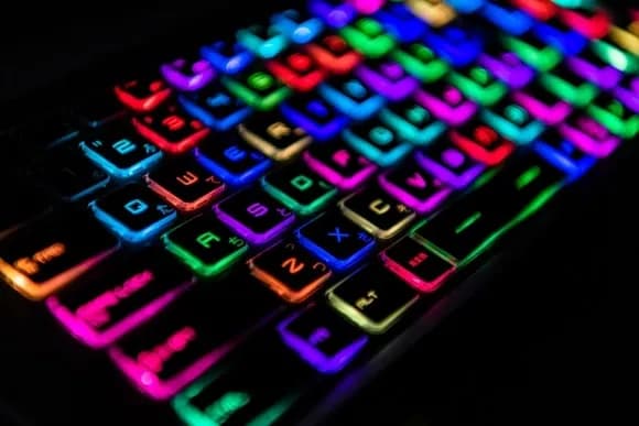 【疑問】ゲーミングノートってマジでダメなん？部屋狭いから小さいのがいい・・・・・・