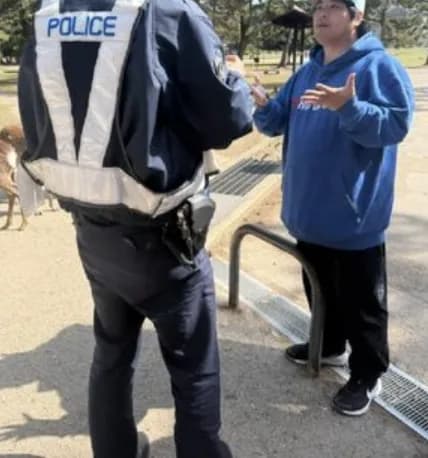 【画像】奈良公園に身長230センチの超巨大警官が現れるｗｗｗｗｗｗｗｗ