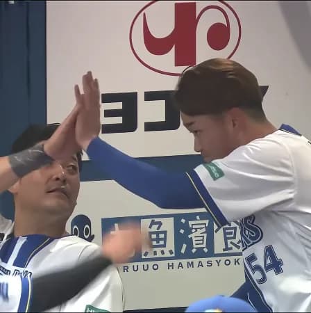 筒香「楽しんで投げろ」→石田裕太郎緊急登板で4回無失点の好投→筒香と夢のハイタッチ