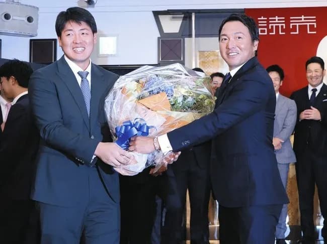 巨人・長野久義の引退会見で何故か岡本にも花束贈呈！？「チョーさん」からの粋な計らい？今オフメジャー挑戦の惜別か