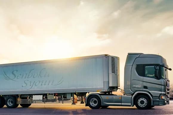 【動画】右に膨らんで左折する大型トレーラー、事故を誘発する・・・・