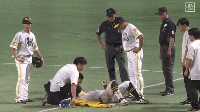 球場が騒然…ソフトバンク中村晃が一塁塁審と正面衝突のアクシデント　担架で搬送＆試合中断