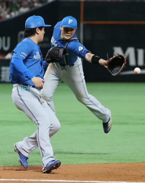 【日本ハム】華麗な連係プレー　清宮幸太郎が北山亘基へグラブトス　「呼吸ピッタリ」の声