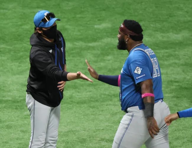 【日本ハム】逆王手の新庄監督「ワンモア、ワンモア、ワンモア、ワンモア」１番ポーズで４回連呼