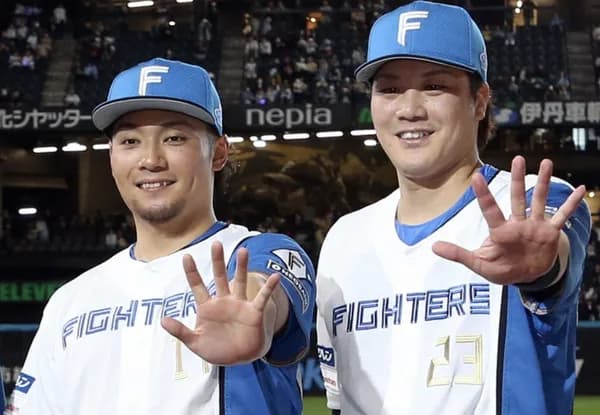 日本ハム・伊藤＆伏見が史上初"道産子バッテリー"で最優秀バッテリー賞