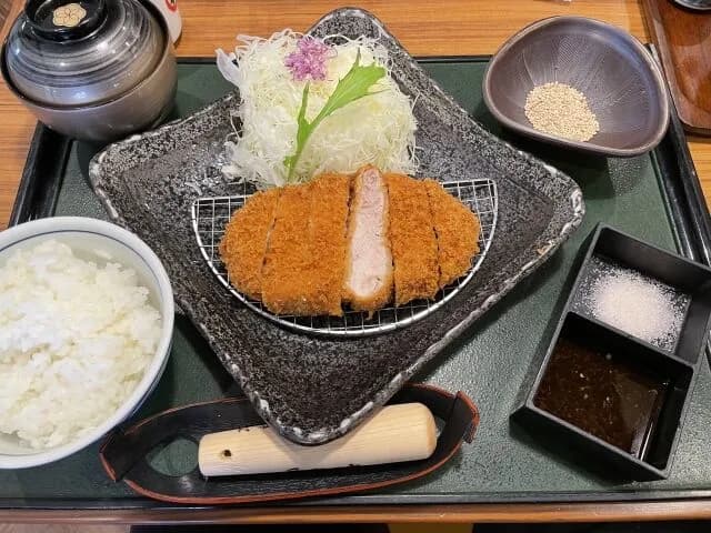 とんかつのキャベツ、何で食べるのかまだ正解がない