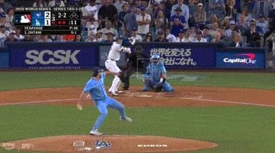 【WS第5戦】大谷翔平　空振り三振でヘルメットが脱げるレアシーン　難敵右腕のスプリットにバットが空を切る　スタンドからＭＶＰコールも