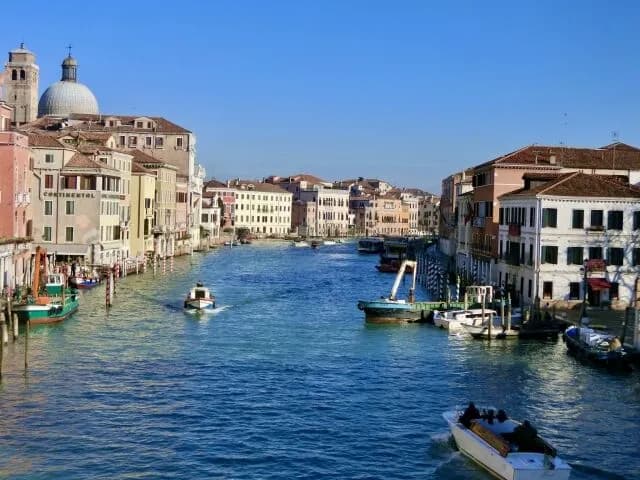 イタリア(食べ物おいしいです、観光名所多いです、優しい人多いです)←この国