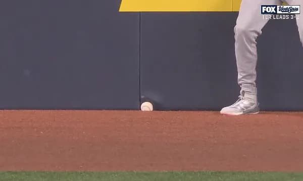 ドジャース、壁にボールがめり込むという奇跡で勝利