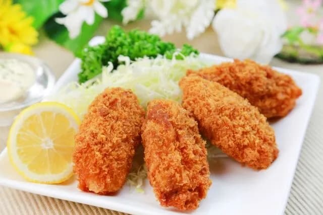 【悲報】カキフライ、タルタルソースかウスターソースで分かれてしまう