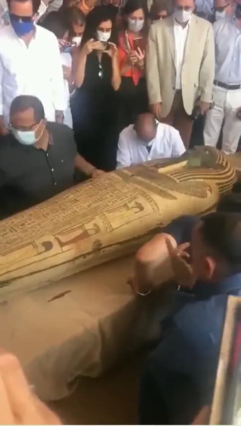 【動画】 古代エジプトの棺、2500年ぶりに開封されるwwwwwwwwwwww