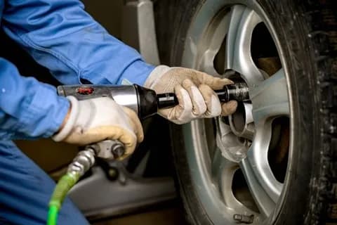 ワイ「タイヤ交換1000円とかやっす！自分でやってる情弱アホすぎwww」