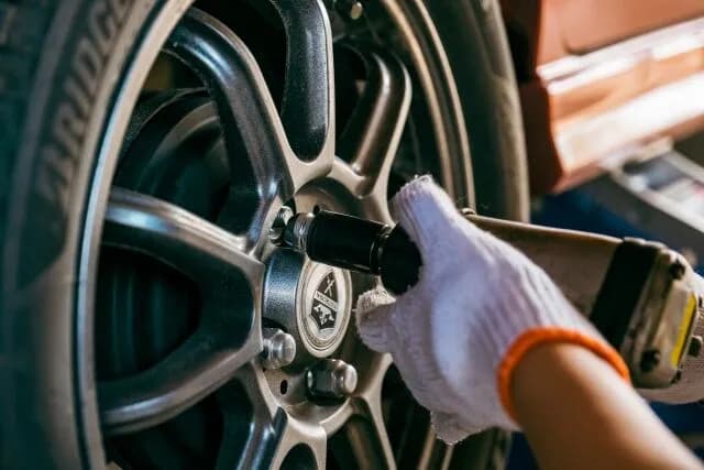 ワイ「タイヤ交換1000円とかやっす！自分でやってる情弱アホすぎwww」