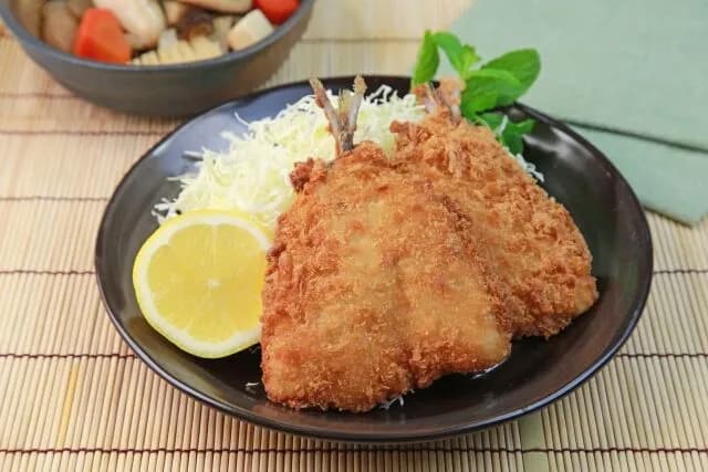 アジフライに醤油、とんかつに塩、目玉焼きにケチャップ←こいつら