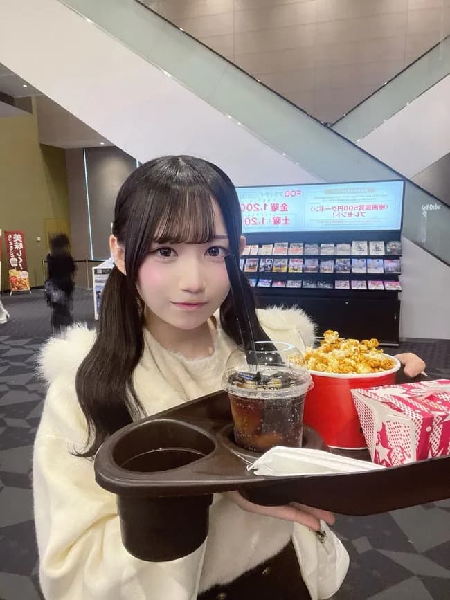【悲報】人気アイドルさん、コーラの写真に反射で彼氏が写り込み脱退