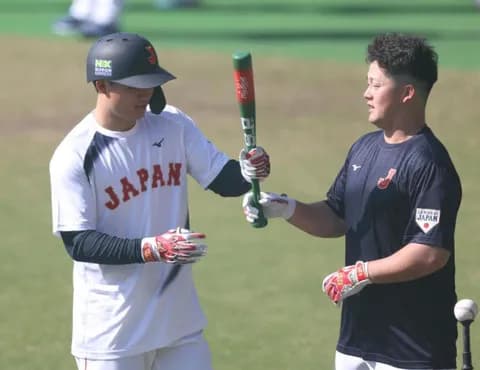 侍ジャパン　牧秀悟と森下翔太がほっこり珍光景　先輩のバットに興味津々→強奪？→牧がチョップで応戦　仲良し中大の先輩後輩