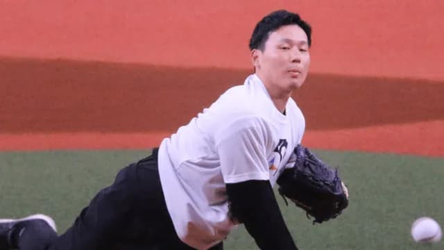 カープ栗林、社会人レジェンド始球式で『プロの始球式』を魅せる！