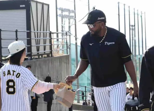 阪神　ドリスが秋季Ｃで木下につきっきりで熱血指導　ブルペン終了後も今朝丸に握りの助言