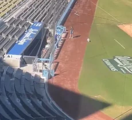 【動画】誰もいないドジャースタジアムに犬を連れ込む不気味な男がカメラに映る