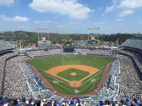 【動画】誰もいないドジャスタに犬を連れ込む不気味な男がカメラに映る・・・・・・・・・・