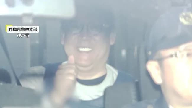 立花孝志容疑者、カメラに向かって笑みを浮かべ親指を立てる…　警察は逃亡の恐れがあると判断し、逮捕したことが明らかに