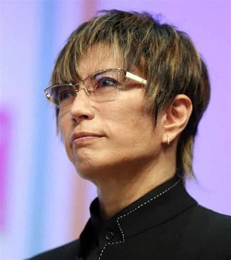 【悲報】GACKT「高卒自衛官初任給約24万…これが命をかける値段ですか？コンビニ夜勤なら休憩もあるのに」