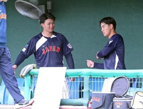 阪神の森下翔太、ロッテの西川史礁に指導する
