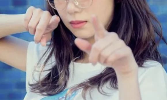 【朗報】　池田エライザさん、メガネの広告なのにボディの方が目立ってしまうｗｗｗｗｗｗ