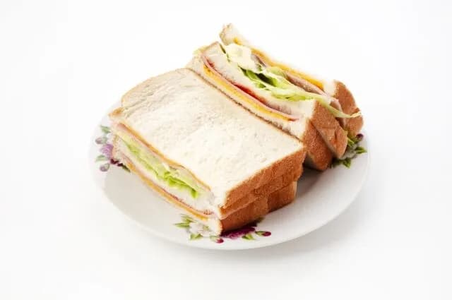 食パン(8枚切)にレタスと一緒に挟むと美味しいもの