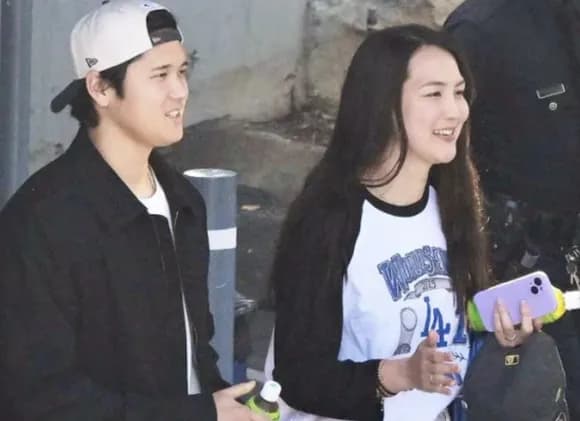 【悲報】大谷さんの妻を無視した犬キス、なんか大炎上してしまう・・・・・・・