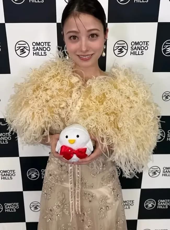 【悲報】橋本環奈さん、トンカツのキャベツみたいになってしまう👈😭