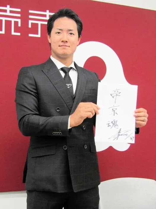 巨人・郡は４０万減の８４０万円で更改　オフは帝京高の先輩・松本剛と自主トレ　ＦＡ宣言で注目の先輩だが「僕からは何も話すことはない（笑）」